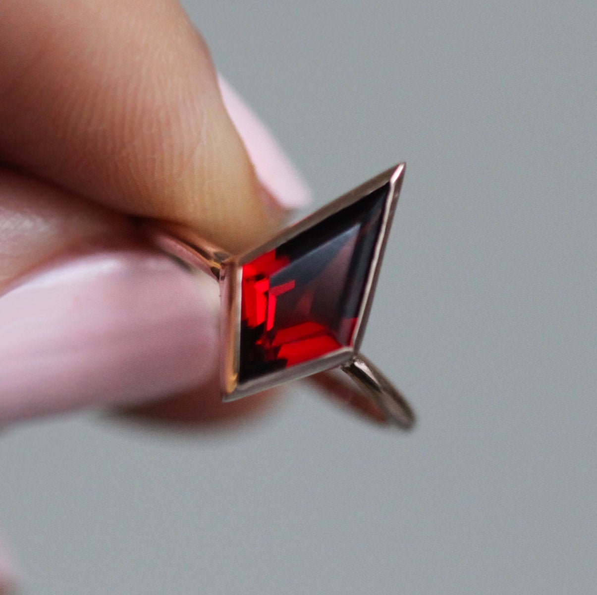 Kite Garnet Solitaire Prsten