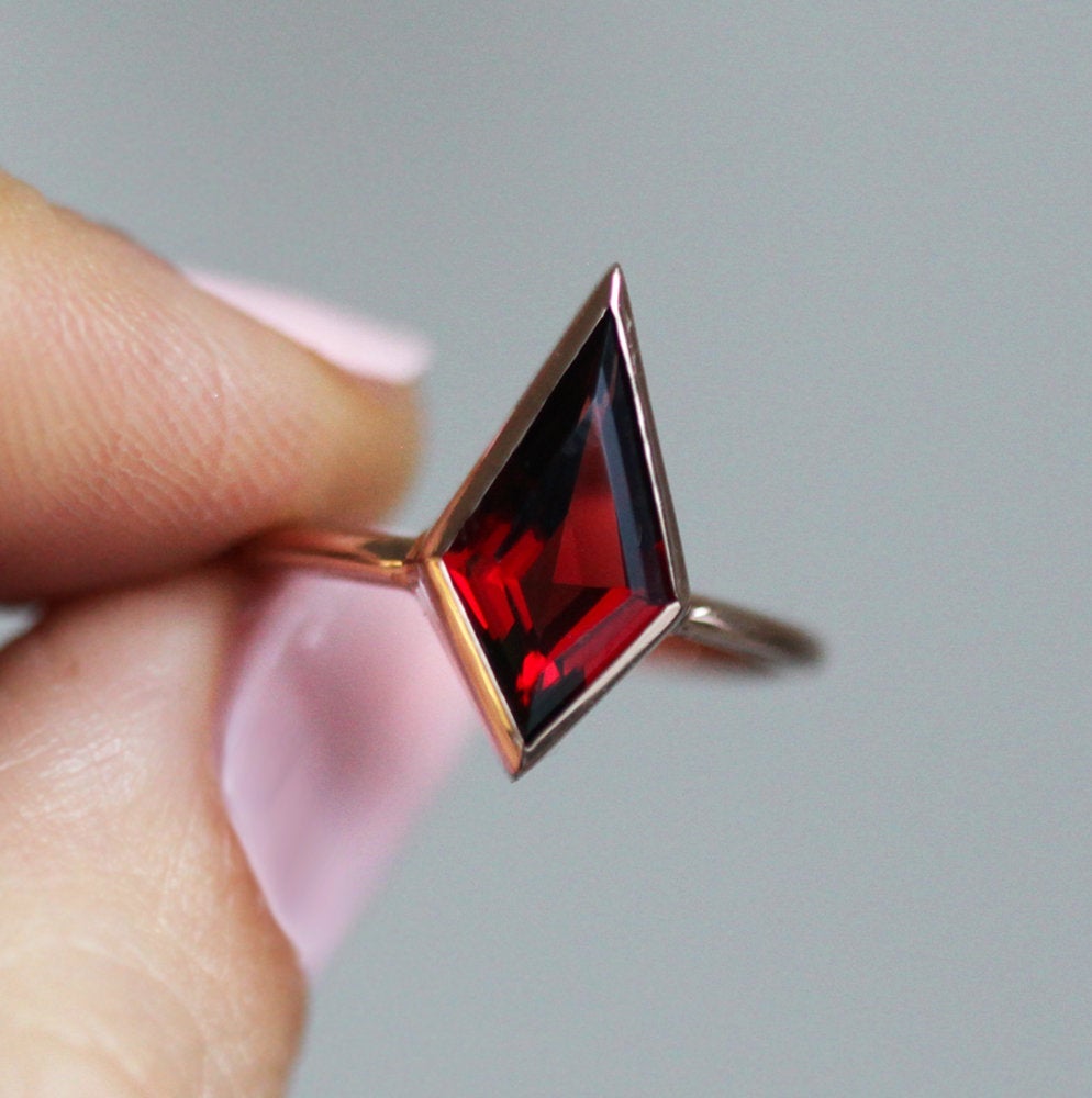 Kite Garnet Solitaire Prsten
