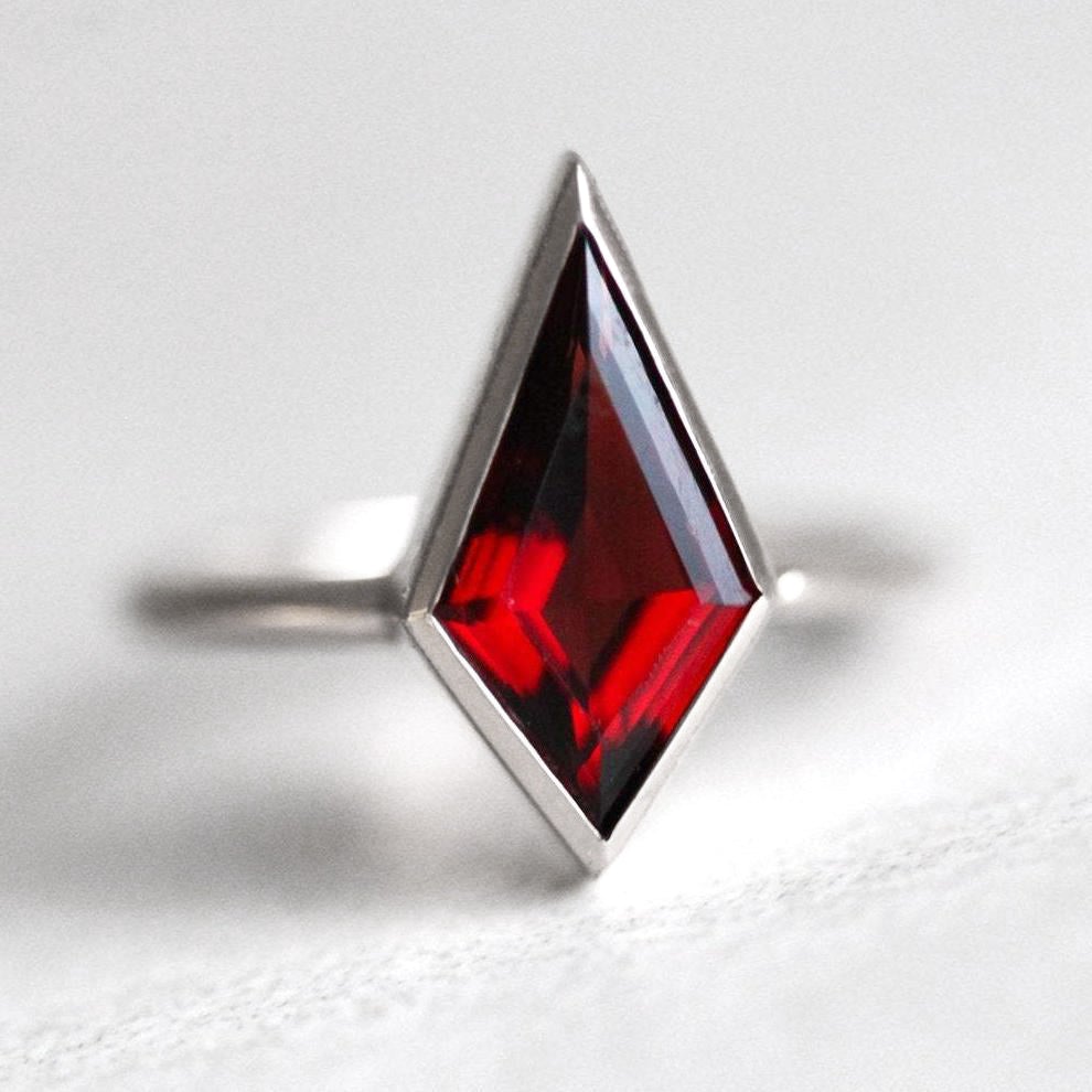 Kite Garnet Solitaire Prsten