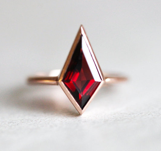 Kite Garnet Solitaire Prsten