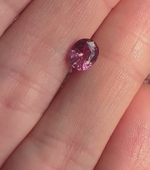 Labavi video sa narandžastim roze safirom ovalnog oblika