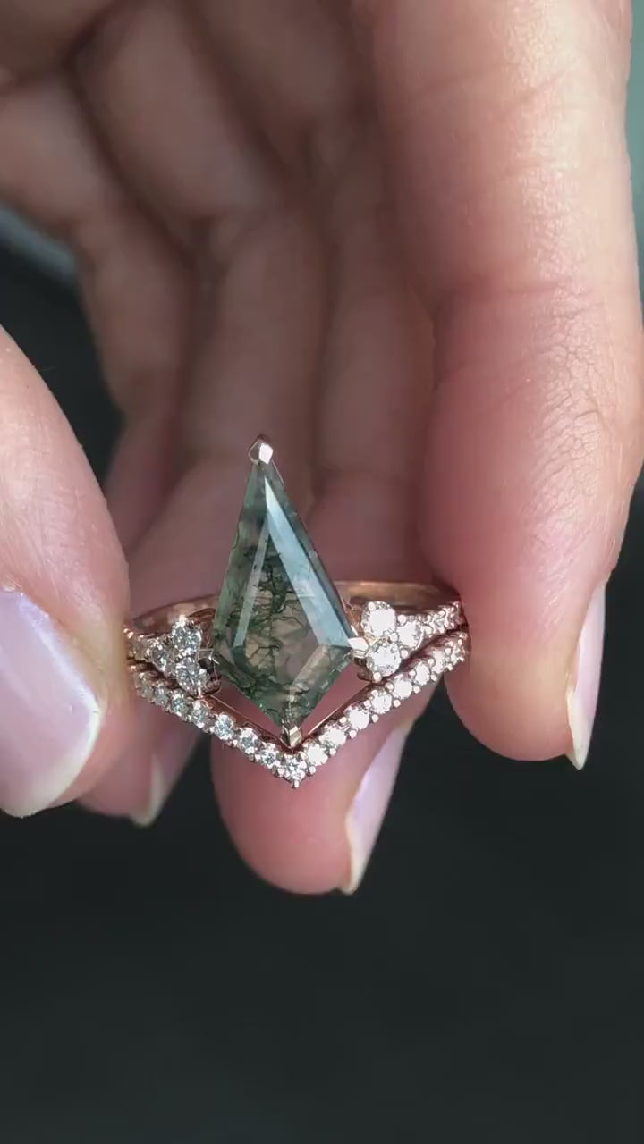 Prsten od Moss Agate u obliku zmaja sa belim dijamantima u kaiš u obliku slova V.