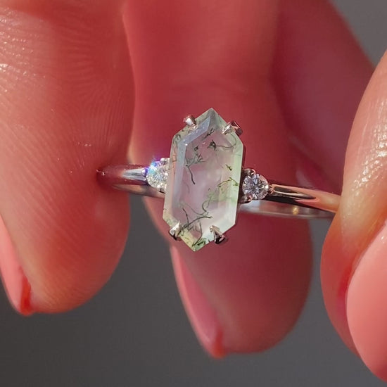Šestougaoni Moss Agate, prsten od ružičastog zlata sa bočnim belim dijamantima