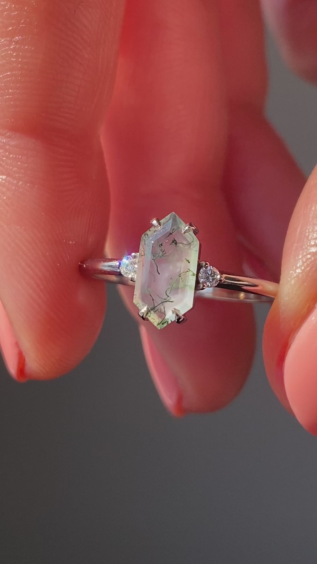Šestougaoni Moss Agate, prsten od ružičastog zlata sa bočnim belim dijamantima