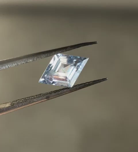 Labavi video sa pastelno plavim safirom u obliku zmaja