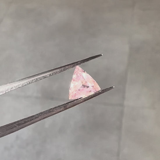 Labav trougao breskva roze safir video