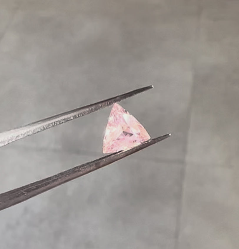 Labav trougao breskva roze safir video