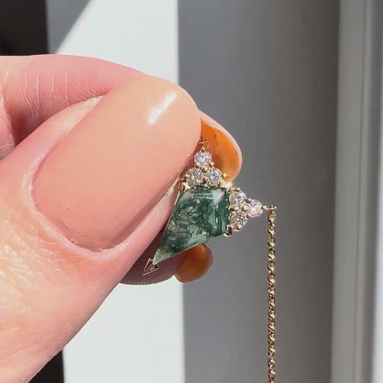 Video sa ogrlicom od zelene Moss Agate i dijamantske zlatne ogrlice u obliku zmaja