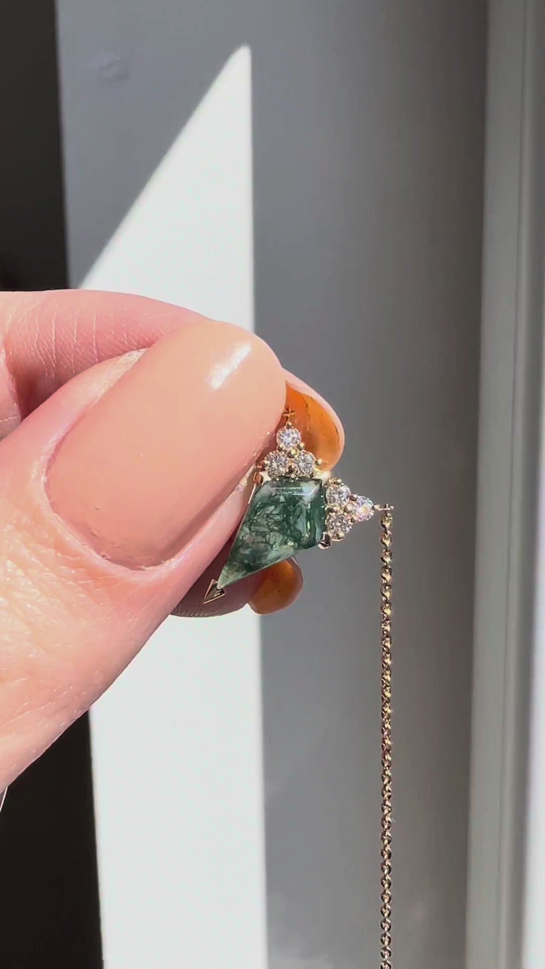 Video sa ogrlicom od zelene Moss Agate i dijamantske zlatne ogrlice u obliku zmaja