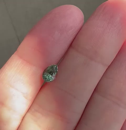 Labavi video sa zelenim safirom u obliku kruške