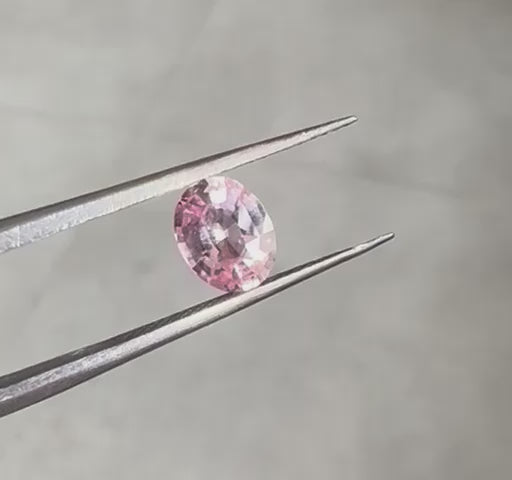 Labavi ovalni video sa roze safirom breskve