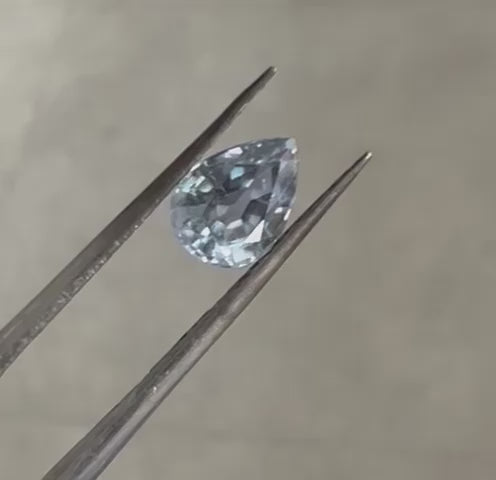 Labavi video sa akva plavim safirom u obliku kruške