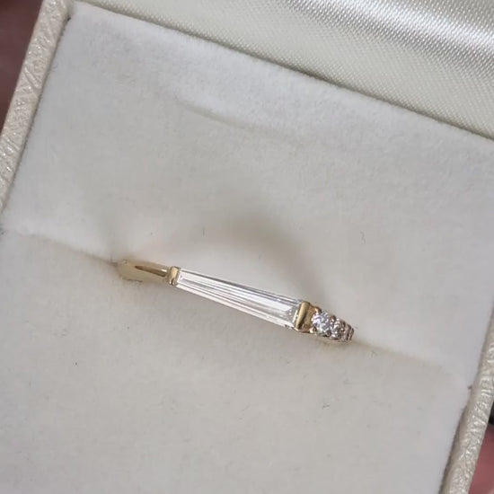 Shield-Cut Vhite Diamond Solitaire Ring Video pregled iz različitih uglova