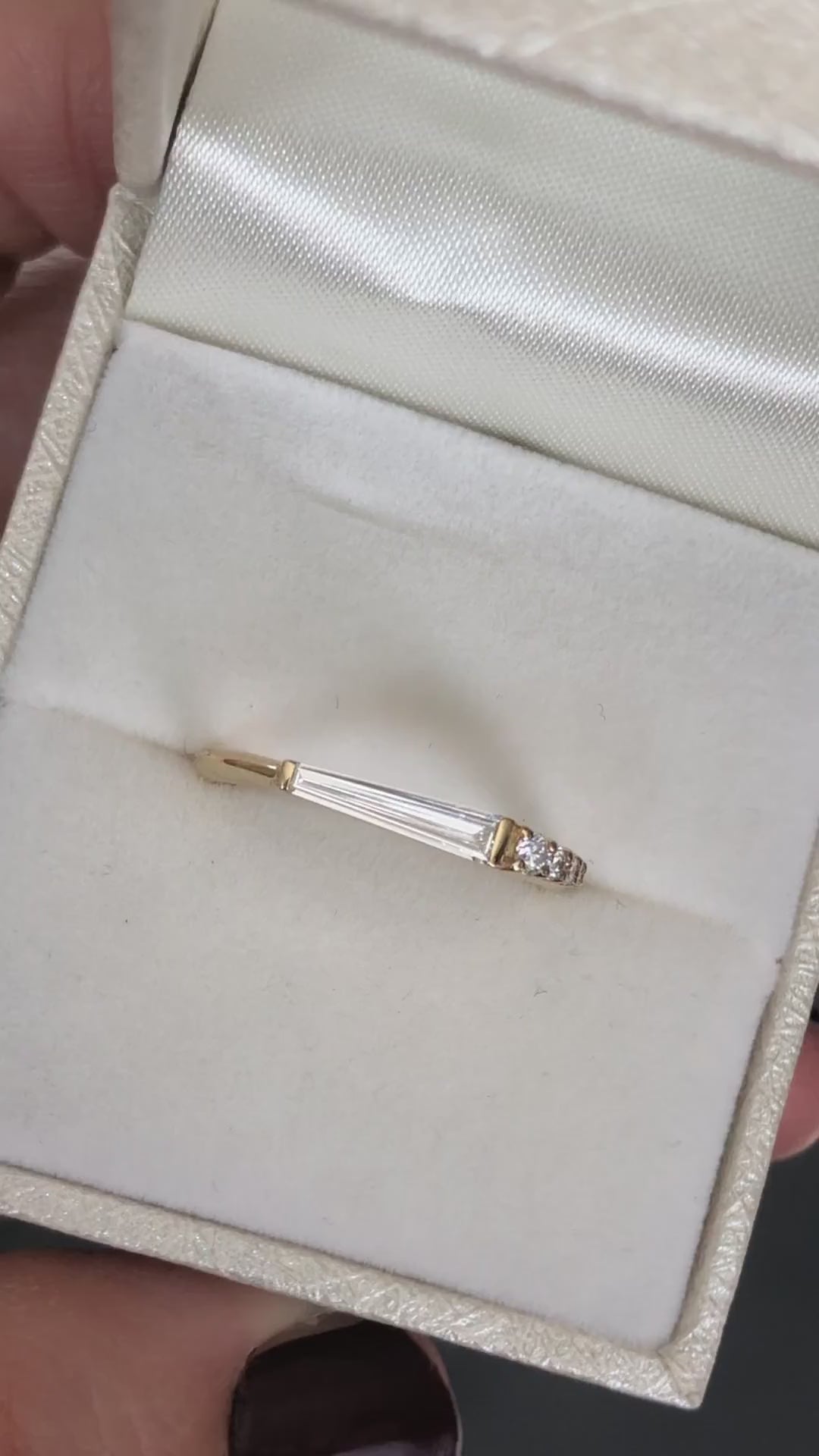 Shield-Cut Vhite Diamond Solitaire Ring Video pregled iz različitih uglova