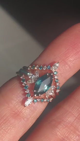 Teal safir sa belim bočnim dijamantima